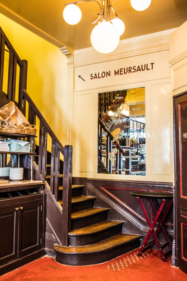 Escalier menant au salon Meursault, salon privatisable d’Aux Crus de Bourgogne